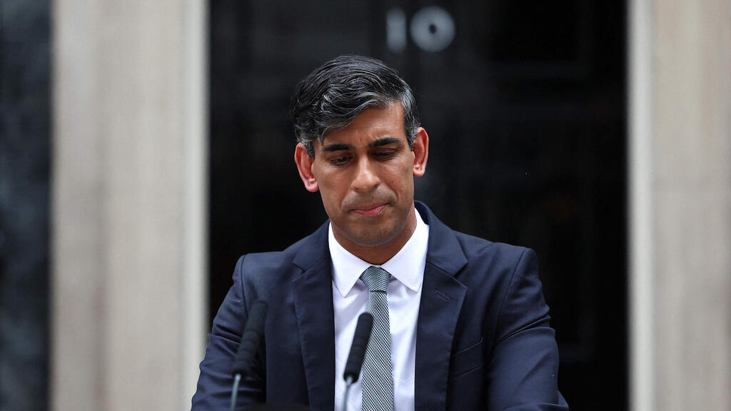 Rishi Sunak (Photo: HENRY NICHOLLS / AFP) רישי סונאק נושא נאום אחרון מול דאונינג 10 לפני התפטרותו מראשות ממשלת בריטניה