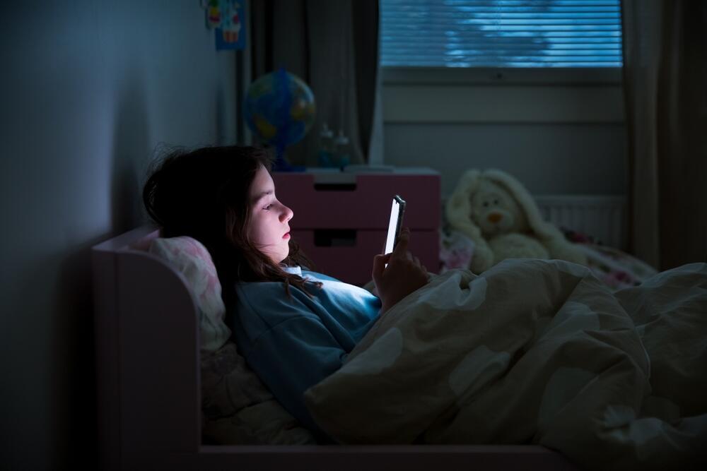 First mobile phone: basic, not smart (Photo: shutterstock) שינה בני נוער מסכים