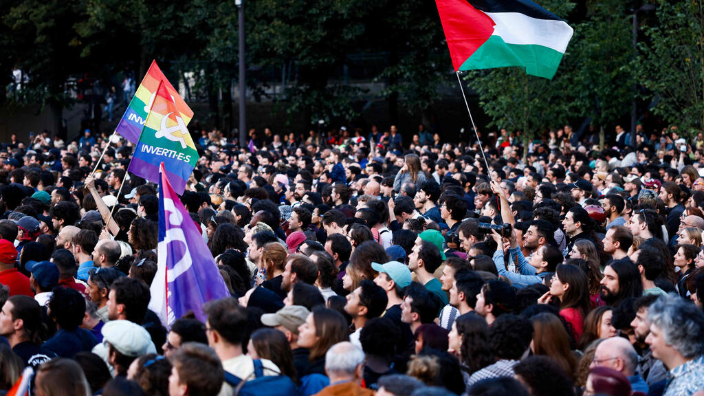 צרפת בחירות פרלמנט תוצאות שמאל חוגג דגל גאווה דגל פלסטין