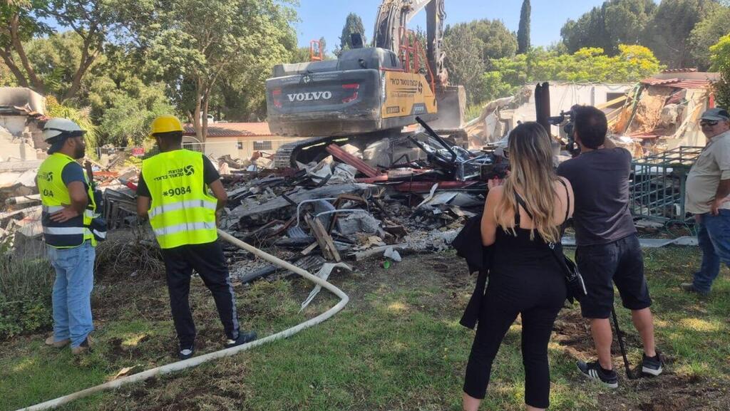 הריסת בתים שנפגעו ב-07/10 בקיבוץ רעים