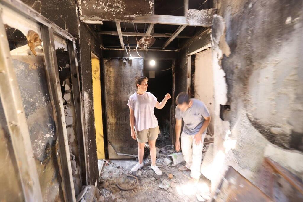 עמית בביקור בפעם הראשונה בקיבוץ בארי בבית הוריה שנרצחו