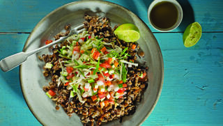 סלט מג'דרה  עם ירקות קצוצים