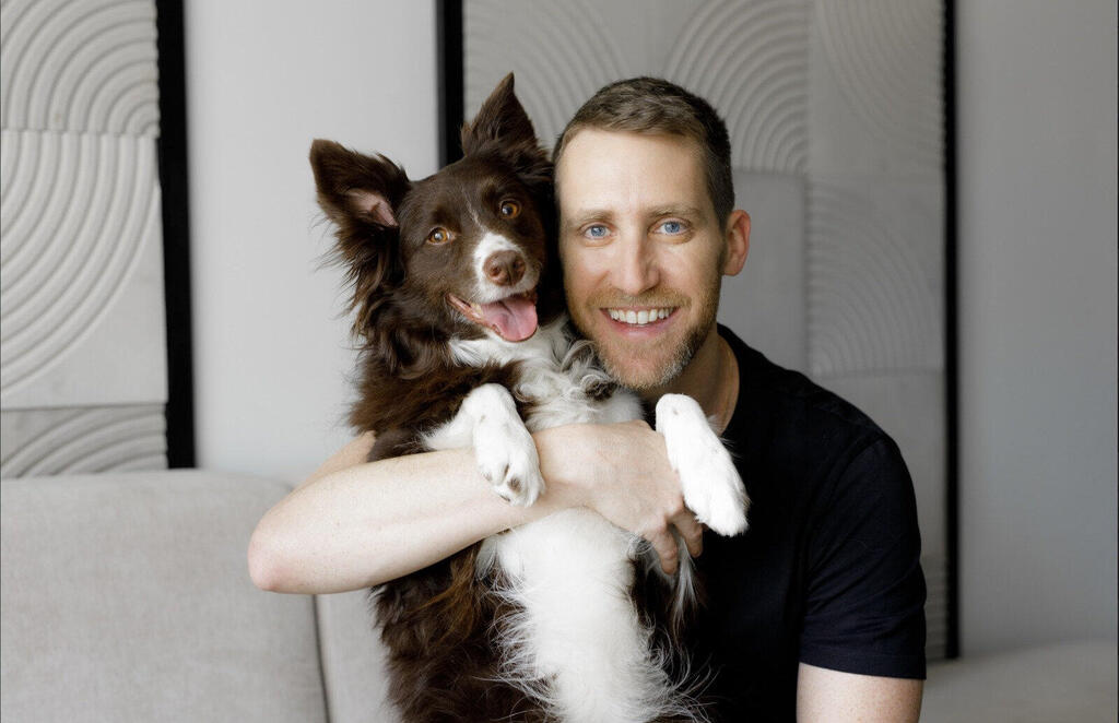 אסף רפפורט עם הכלבה מיקה