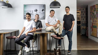 המייסדים ובעלי Wiz, מימין: רועי רזניק (סמנכ"ל פיתוח), עמי לוטבק (סמנכ"ל טכנולוגיה), אסף רפפורט (מנכ"ל), ינון קוסטיקה (סמנכ"ל מוצר)