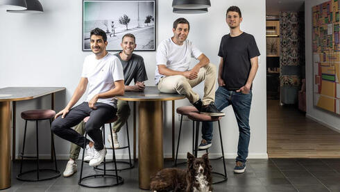 המייסדים ובעלי Wiz, מימין: רועי רזניק (סמנכ"ל פיתוח), עמי לוטבק (סמנכ"ל טכנולוגיה), אסף רפפורט (מנכ"ל), ינון קוסטיקה (סמנכ"ל מוצר)