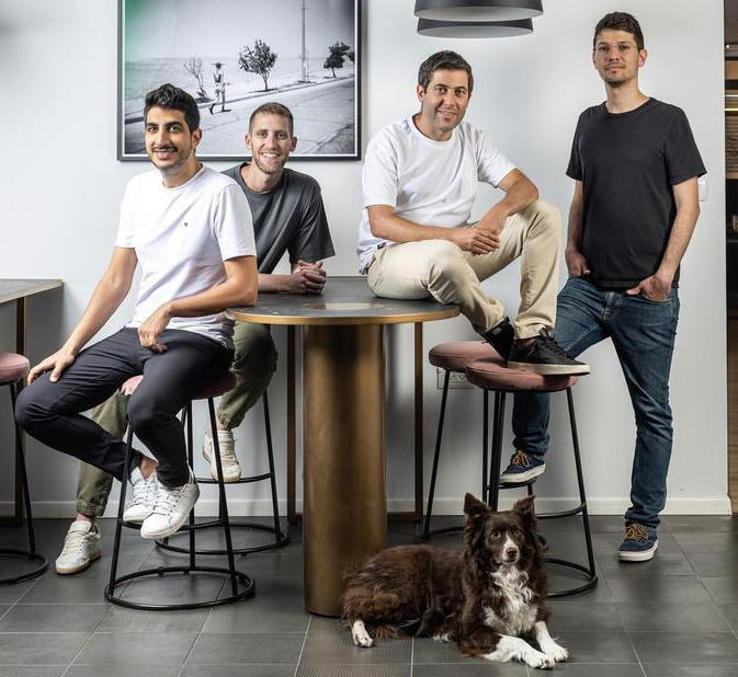 המייסדים ובעלי Wiz, מימין: רועי רזניק (סמנכ"ל פיתוח), עמי לוטבק (סמנכ"ל טכנולוגיה), אסף רפפורט (מנכ"ל), ינון קוסטיקה (סמנכ"ל מוצר)