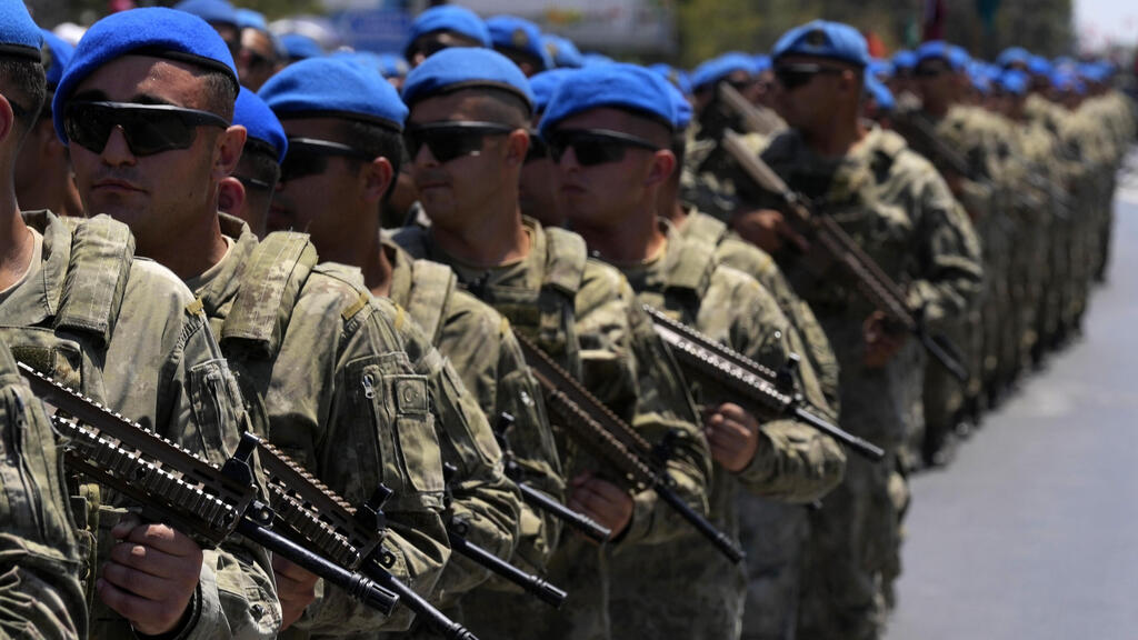 צבא טורקיה ב מצעד צבאי בחגיגות ב צפון קפריסין בחלק הטורקי של ניקוסיה לציון 50 שנה פלישת טורקיה לאי 20 ביולי