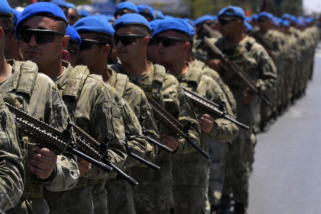 צבא טורקיה ב מצעד צבאי בחגיגות ב צפון קפריסין בחלק הטורקי של ניקוסיה לציון 50 שנה פלישת טורקיה לאי 20 ביולי