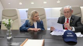 בנימין ושרה נתניהו ומשפחות החטופים לפני העלייה למטוס