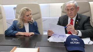 בנימין ושרה נתניהו ומשפחות החטופים לפני העלייה למטוס
