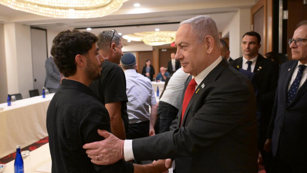 בנימין נתניהו נפגש עם משפחות חטופים בארצות הברית