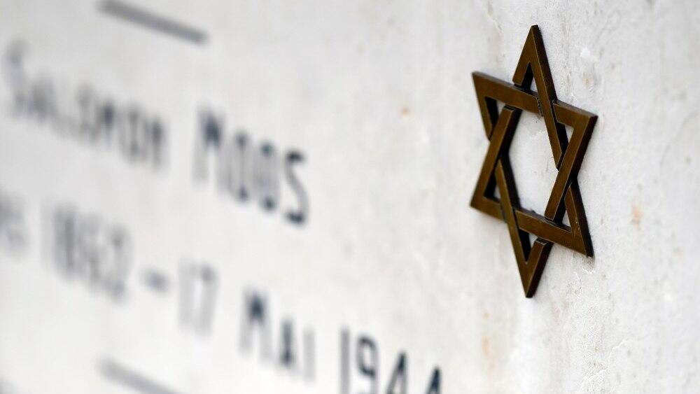 מצבה בבית הקברות היהודי באנסי, צרפת