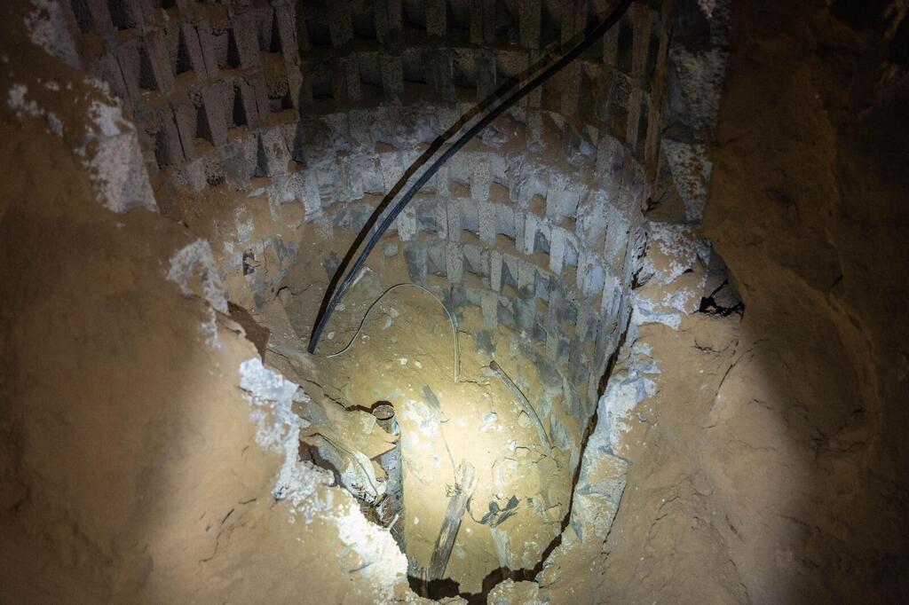 Шахта доступа в подземные туннели (Фото: пресс-служба ЦАХАЛа) אמצעי לחימה ופירי המנהרות שאותרו בחדר ילדים