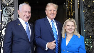 בנימין ושרה נתניהו נפגשים עם דונלד טראמפ ותמונתו של אריאל ביבס