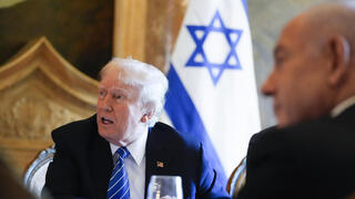 בנימין ושרה נתניהו נפגשים עם דונלד טראמפ ותמונתו של אריאל ביבס