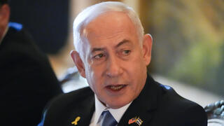 בנימין ושרה נתניהו נפגשים עם דונלד טראמפ ותמונתו של אריאל ביבס