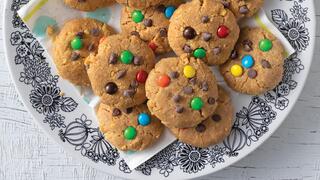 ללא אפייה: עוגיות חמאת בוטנים ושוקולד צ'יפס