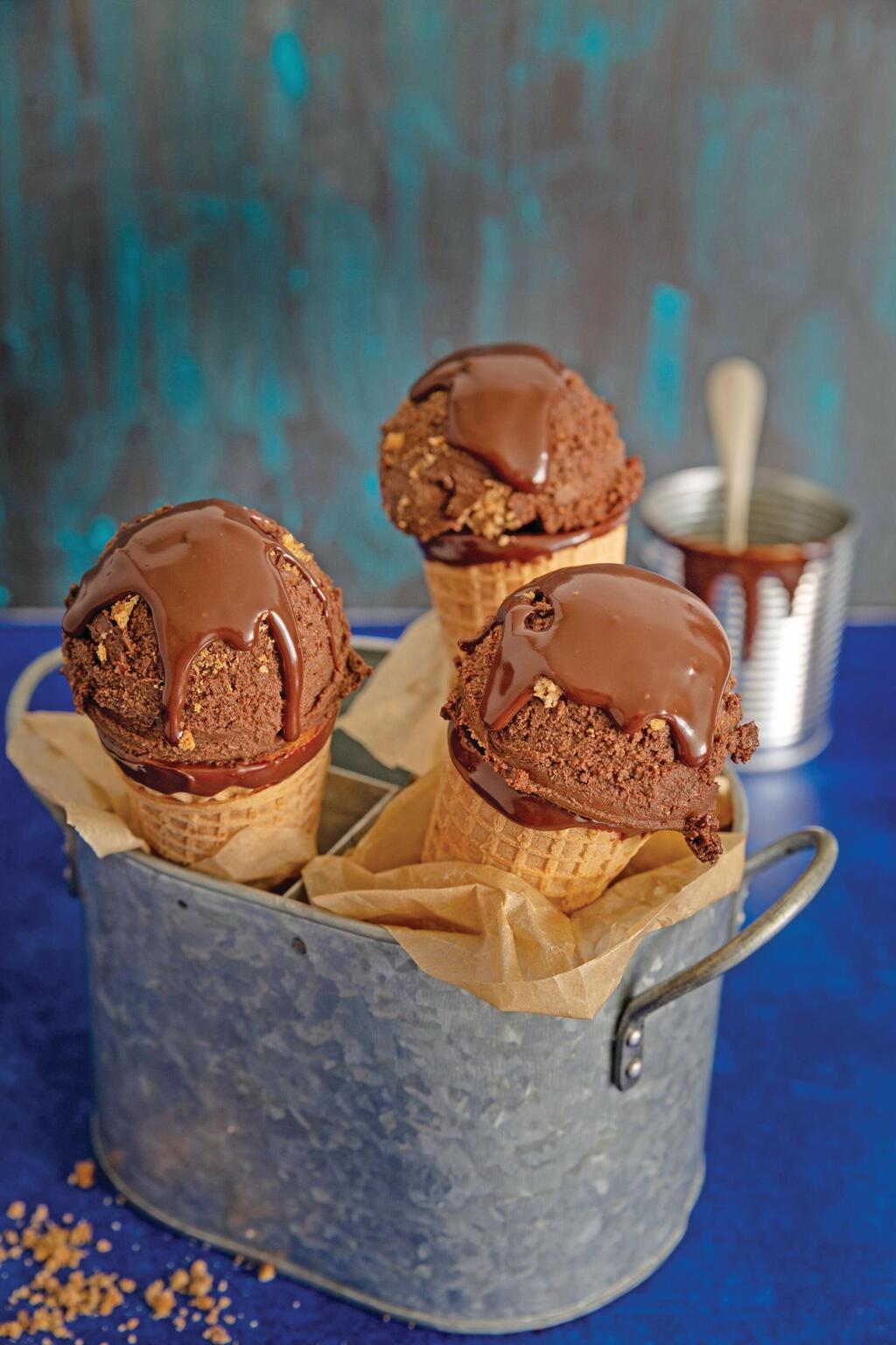 Chocolate cookie ice cream (Photo: Yael Ilan, Style: Daniel Laila) גלידת שוקולד עוגיות
