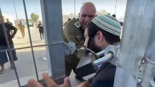 ח"כ צבי סוכות פורץ לשדה תימן במהלך מחאה כנגד פשיטת המשטרה הצבאית על מתקן הכליאה