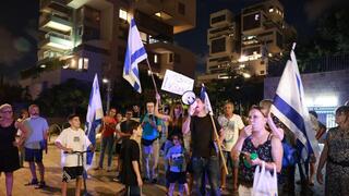 הפגנה מול בית הפצרי"ת יפעת תומר ירושלמי בעקבות מעצרם של תשעה לוחמים בחשד להתעללות במחבל נוחבה