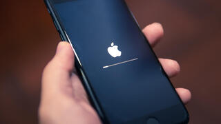 אפל אייפון בהמתנה לטעינה