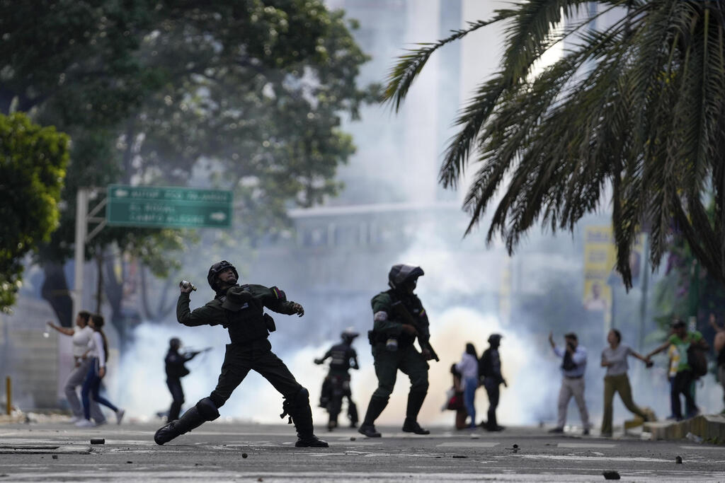 Anti-government protests in Venezuela (Photo: AP Photo/Matias Delacroix) מחאה בוונצואלה