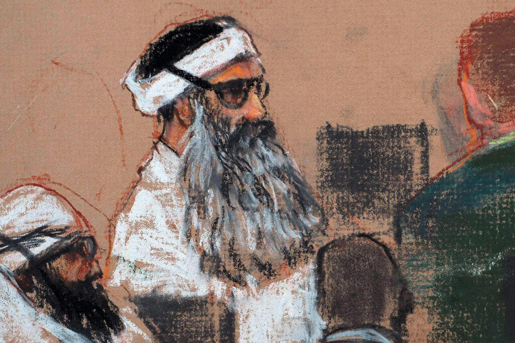 An illustration depicting Khalid Sheikh Mohammed during a hearing at Guantanamo Bay in 2008 (Photo: AP Photo/Janet Hamlin, Pool, File) ארה"ב חאלד שייח מוחמד ה מוח של פיגועי 11 ב ספטמבר ב מרכז ו עטש מ שמאל איור מ שימוע ב גואנטנמו ב 2008