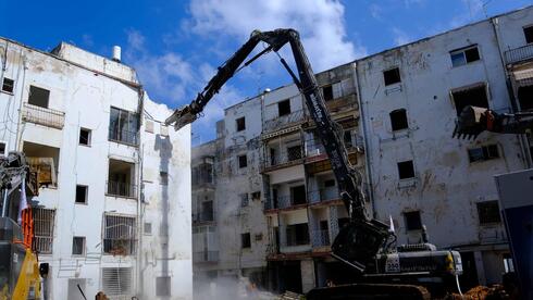 הריסת מבנים במתחם באזל תל אביב בפרויקט התחדשות עירונית של תדהר אקרו נדלן וקיו נדל"ן