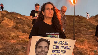 הפרחת עששיות לציון 300 ימים בשבי