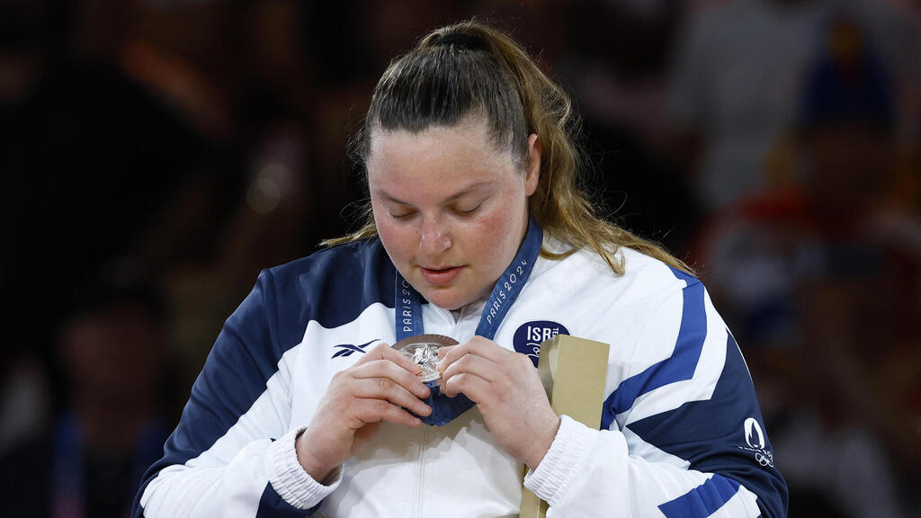'If I manage to give someone even a small smile, I’ve done more than enough.' With her medal in Paris (Photo: Kim Kyung-Hoon/ Reuters) רז הרשקו