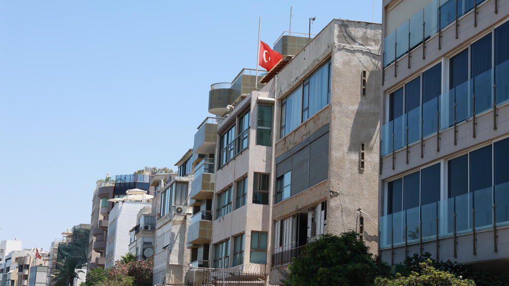 הדגל בשגרירות טורקיה בישראל הורד לחצי התורן