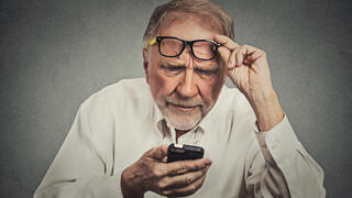  Пенсионер с мобильным телефоном 