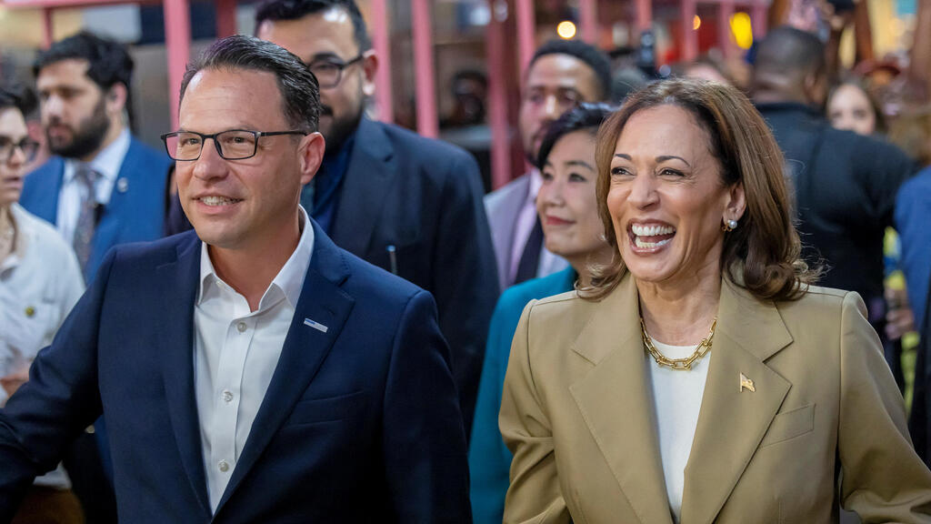 ארה"ב מושל פנסילבניה ג'וש שפירו עם סגנית הנשיא קמלה האריס