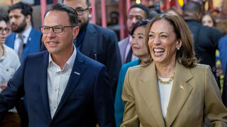 ארה"ב מושל פנסילבניה ג'וש שפירו עם סגנית הנשיא קמלה האריס