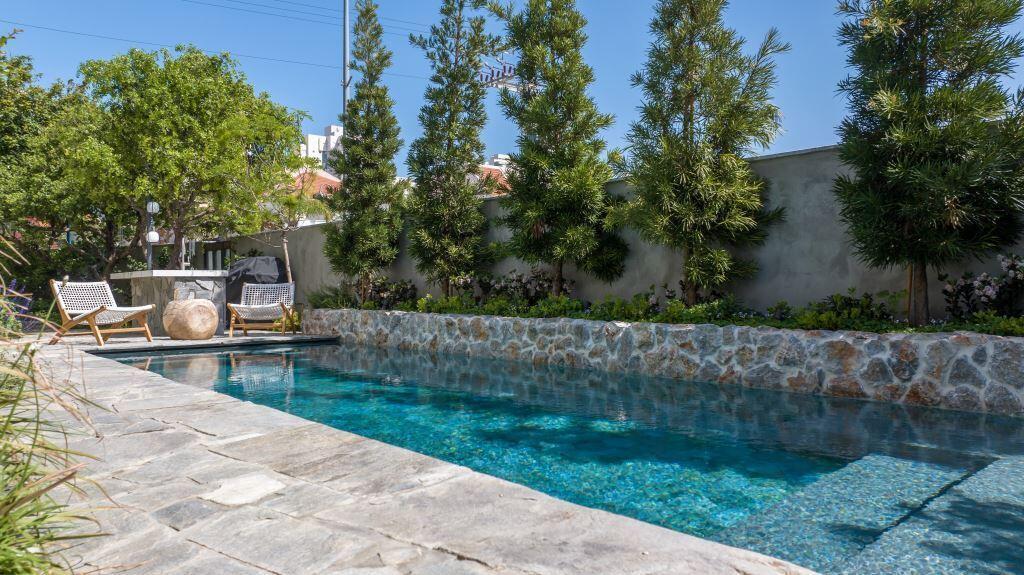 Natural-style pool designed by Plagim (Photo: Oren Alon Salman) בריכה במראה טבעי בתכנון חברת פלגים
