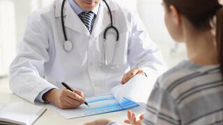 אישה צעירה בביקור אצל הרופא