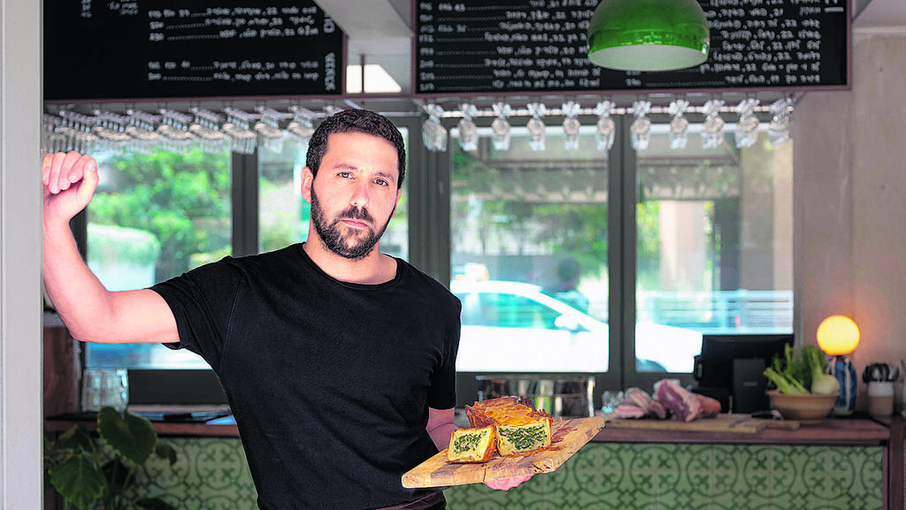 Pereh owner Aviad Peled (Photo: Yuval Chen) אביעד פלד ה שף של ה מסעדה מסעדות קרוט ו פרא צולם ב מסעדה מסעדת קרוט ב כיכר הבימה תל אביב אוכל