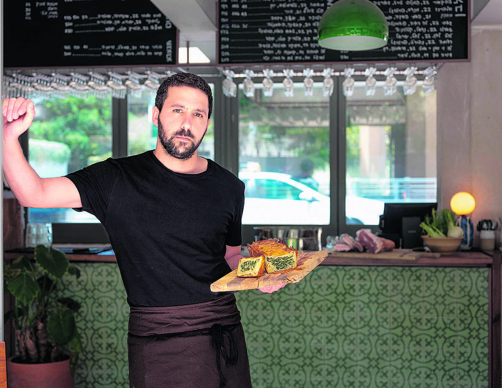 Авиад Пелед (Фото: Юваль Хен) אביעד פלד ה שף של ה מסעדה מסעדות קרוט ו פרא צולם ב מסעדה מסעדת קרוט ב כיכר הבימה תל אביב אוכל