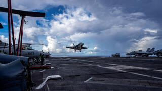 F/A-18 סופר הורנט על סיפון נושאת המטוסים אברהם לינקולן