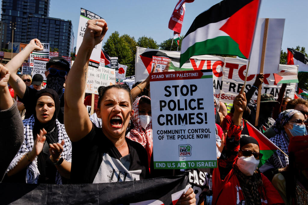 Pro-Palestinian demonstration in Chicago (צילום: REUTERS/Eduardo Munoz) הפגנה פרו פלסטינית בשיקגו