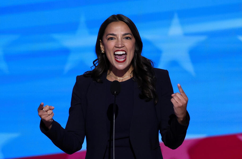 Alexandria Ocasio-Cortez (Photo: REUTERS/ Mike Segar) אלכסנדריה אוקסיו קורטז AOC נואמת בוועידה הדמוקרטית שיקגו ארה"ב
