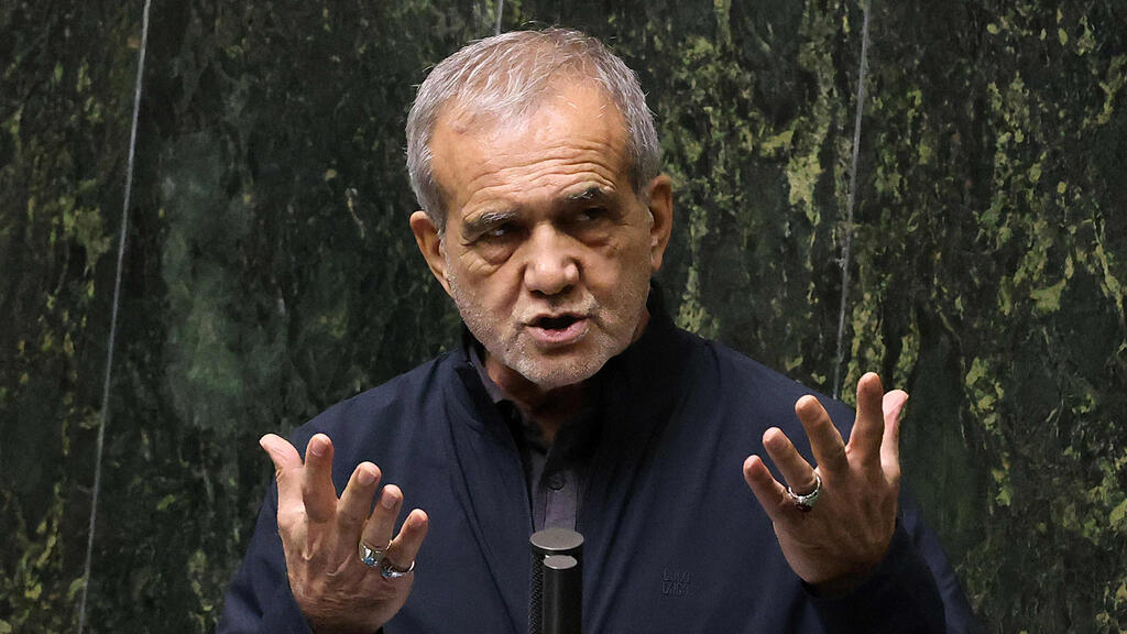 נשיא איראן מסעוד פזשכיאן ב פרלמנט ב טהרן עם אישור ממשלתו החדשה