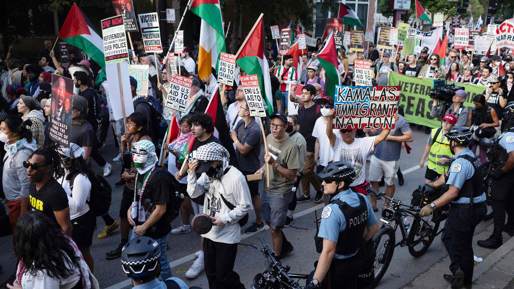 Pro-Palestinian rally in Chicago (Photo: SCOTT OLSON / GETTY IMAGES NORTH AMERICA / AFP) הפגנה פרו פלסטינית בשיקגו מחוץ לוועידת המפלגה הדמוקרטית
