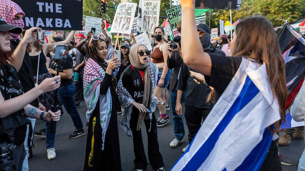 Pro-Palestinian rally in Chicago (Photo: John Moore / Getty Images North America/ AFP) הפגנה פרו פלסטינית בשיקגו מחוץ לוועידת המפלגה הדמוקרטית