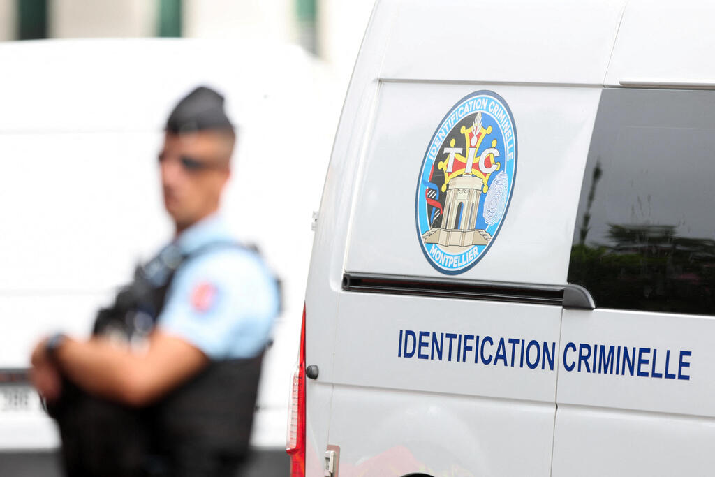 Police secure the area outside a synagogue in La Grande-Motte, southern France, after a suspected arson and car explosion attack on Aug. 24, 2024, in an incident French authorities stated they were investigating as a possible antisemitic act (Photo: REUTERS/Manon Cruz) זירת פיצוץ הרכב בבית הכנסת בדרום צרפת