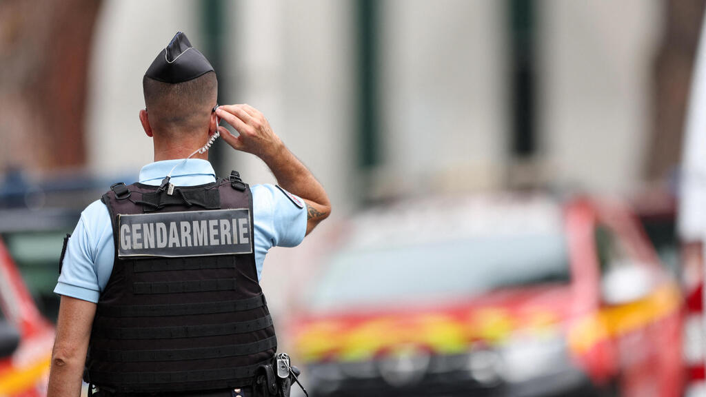 French police (Photo: Manon Cruz/ Reuters) זירת פיצוץ הרכב בבית הכנסת בדרום צרפת