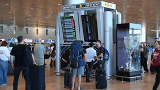 נוסעים מנסים לראות האם טיסתם נדחתה, עקב המתקפה של חיזבאללה