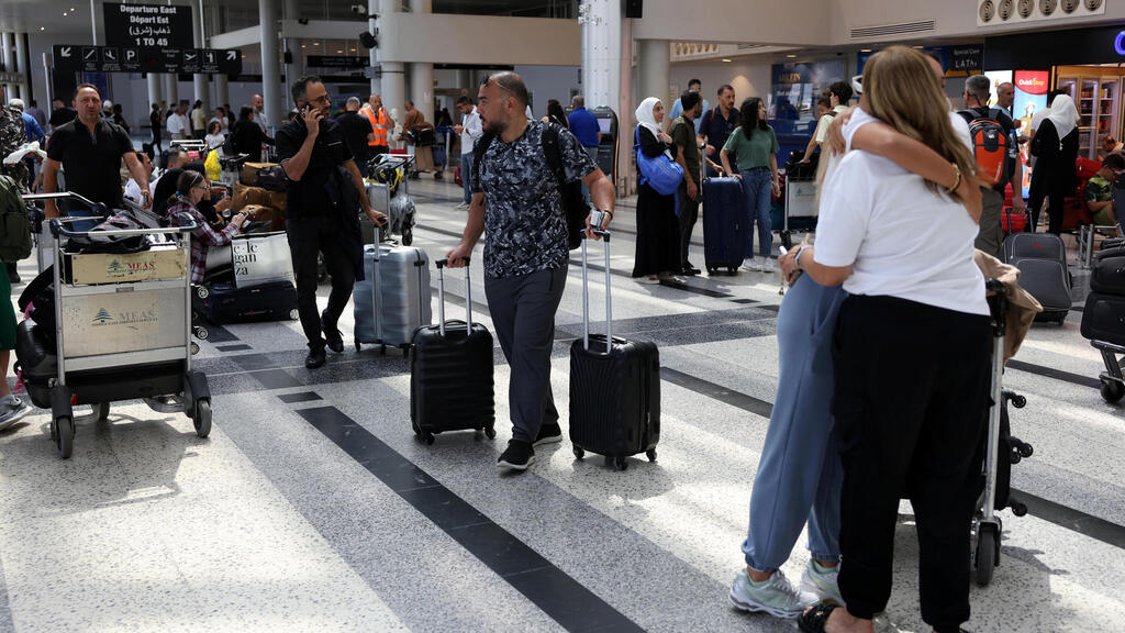 נמל תעופה ביירות לבנון עם ביטול טיסות עקב מתקפת חיזבאללה ו אחרי מכת מנע של ישראל