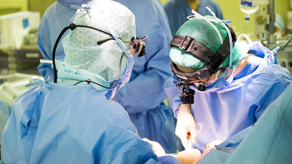 Фото: shutterstock רופאים בחדר ניתוח