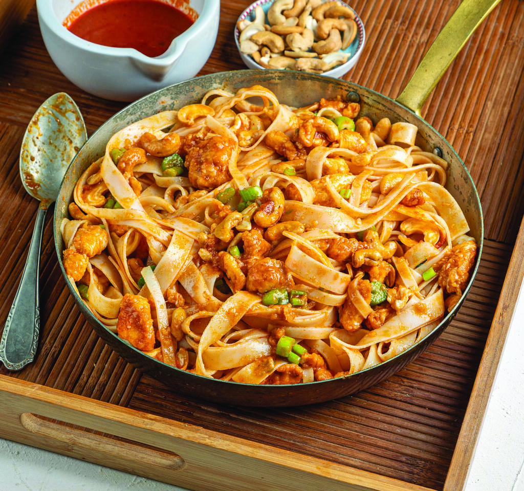 Stir-fried rice noodles with chicken and cashews (Photo: Sarit Goffen) אטריות אורז מוקפצות עם עוף וקשיו